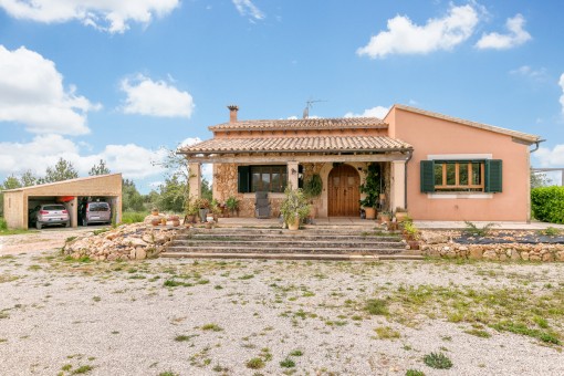 Traumhafte Finca mit Blick auf die Berge in Llucmajor