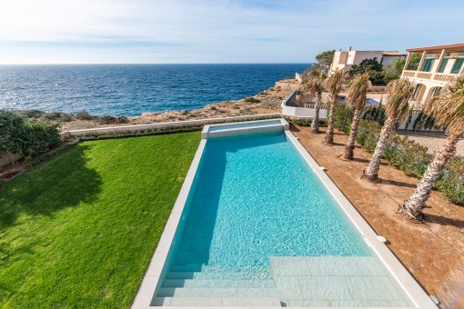 Pool und Meerblick