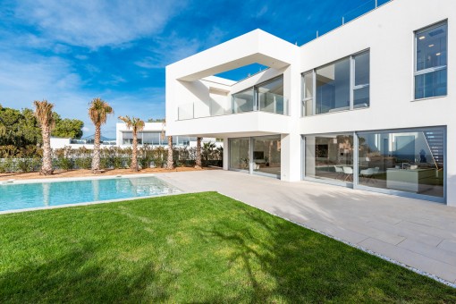 Terrasse und Poolbereich