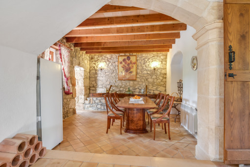 Authentischer Essbereich mit Natursteinwand