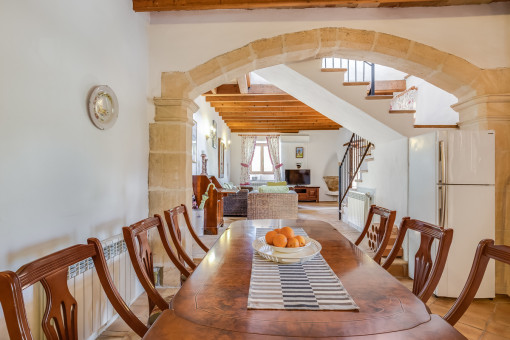 Die mallorquinische Finca hat hohe Decken und einen Sandsteinbogen