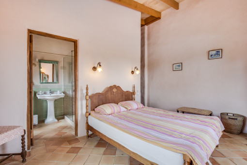 Das Schlafzimmer verfügt über ein en Suite Badezimmer