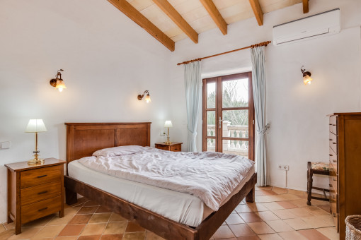 Helles Doppelschlafzimmer mit Terrassenzugang