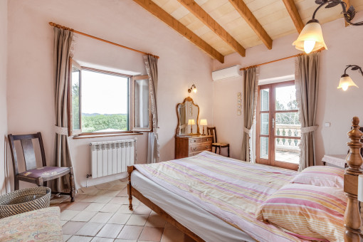 Gemütliches Schlafzimmer mit Terrassenzugang