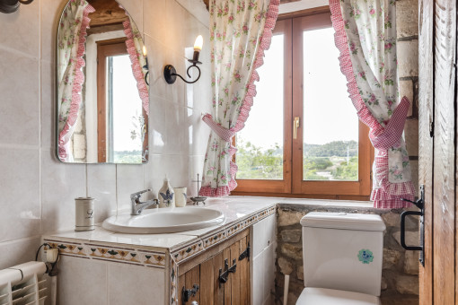 Badezimmer in einem sehr traditionellen Stil