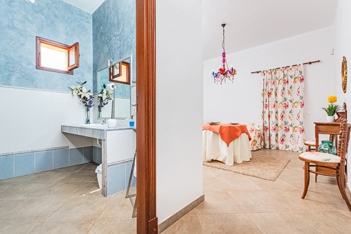 Schlafzimmer mit Badezimmer en suite