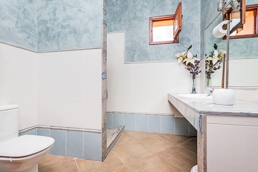 Badezimmer mit Dusche