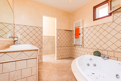 Hauptbadezimmer mit Badewanne