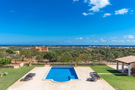 Fantastischer Blick auf das Meer und den Garten