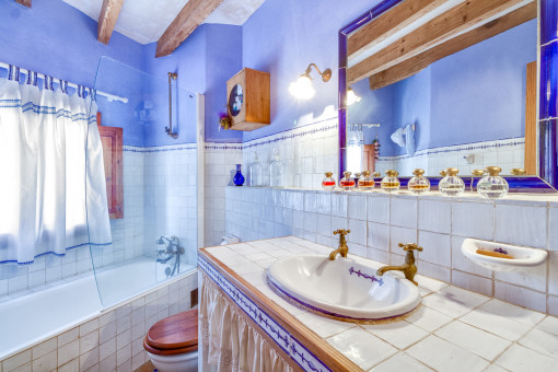 Schönes Badezimmer mit Badewanne
