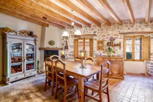 Authentischer Essbereich mit Kamin und Steinwänden