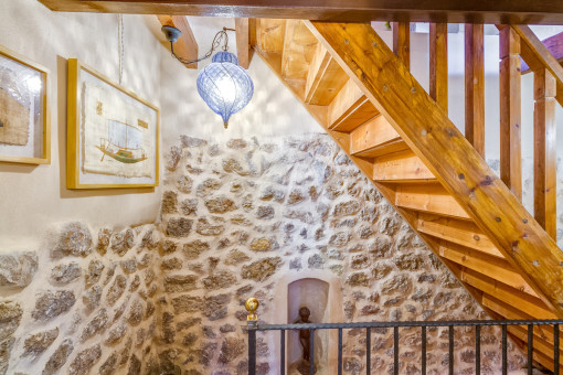 Ansicht der Treppe und Steinwände