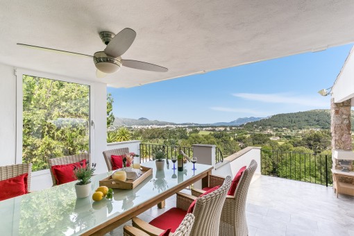 In deutscher Bauqualität errichtete Villa mit absolutem Panoramablick auf die Bucht von Pollensa