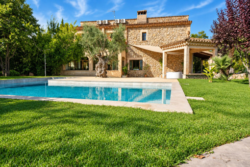 Gepflegter Garten mit Pool