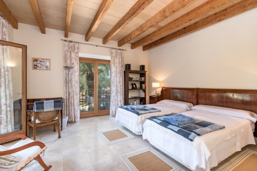 Schlafzimmer mit Zugang zum Außenbereich
