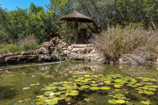 Dieser künstlich angelegte Teich ist Teil des Außenbereiches