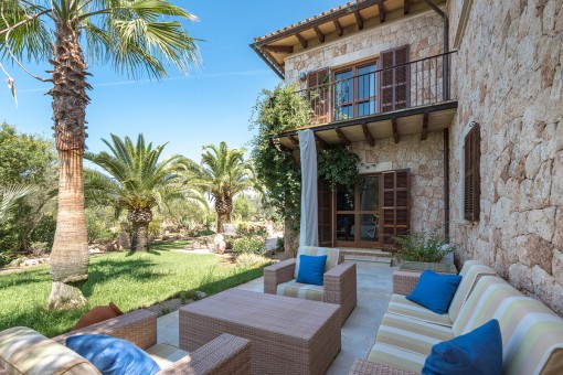 Weitere Terrasse der Finca mit Loungemöbeln
