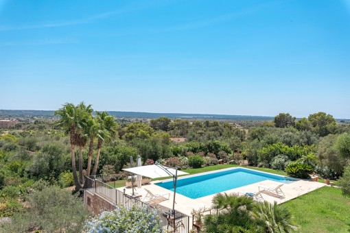 Blick von der Terrasse auf den gepflegten Poolbereich