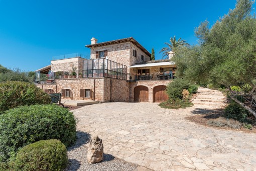 Frontansicht der Finca mit zahlreichen Terrassen