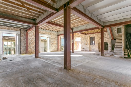 Zentrales, renovierungsbedürftiges Wohn-/ Gewerbegebäude mit 2 Dorfhäusern, Garten und Balkonen in Lloseta