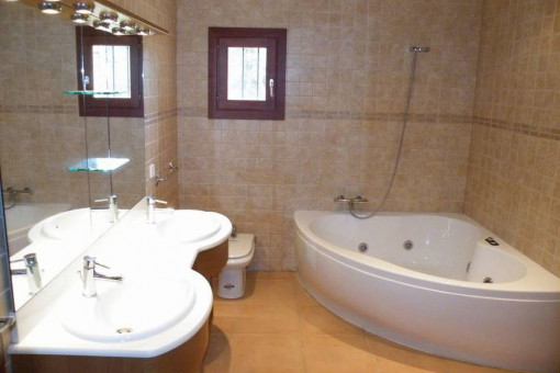Badezimmer mit Badewanne