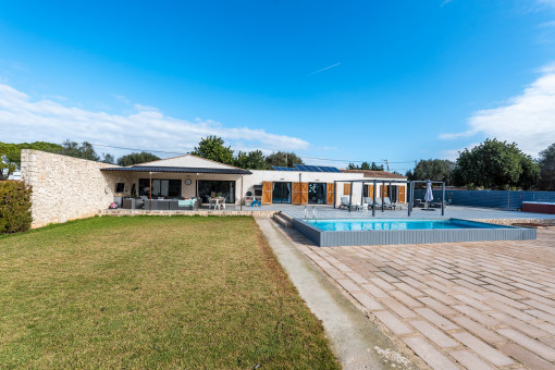 Großer Garten und Pool