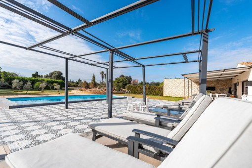 Sonnenliegen am Pool