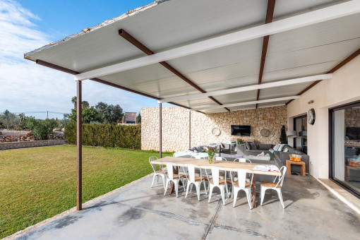 Überdachte Terrasse mit Essbereich