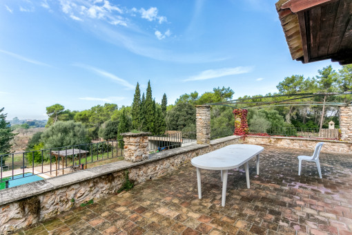 Große Terrasse mit Blick auf den Pool