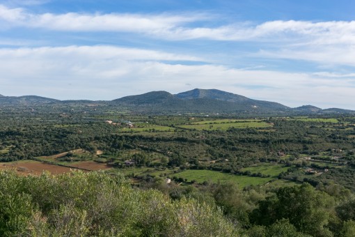 Außergewöhnliches Grundstück mit renovierungsbedürftigem Haus mit Blick auf die Berge von Artà