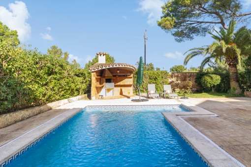 Idyllisches Chalet umgeben von Bäumen und viel Grün in beliebter Wohngegend Cala Blava nahe Palma