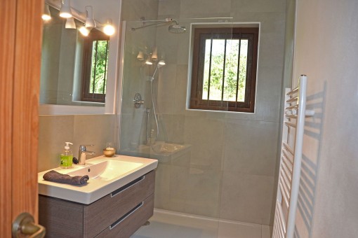 Badezimmer mit Dusche