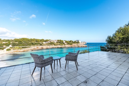 Geräumige Villa in erster Meereslinie mit Ferienvermietlizenz in ruhiger Lage in Cala Marsal