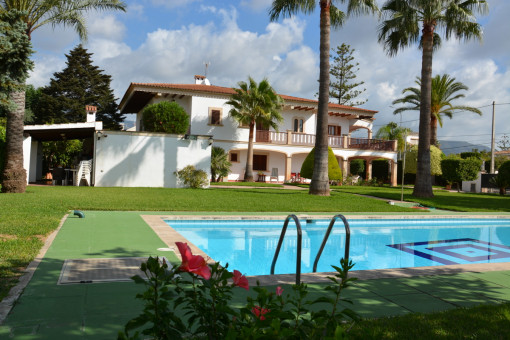 Sehr große Villa mit Pool und Tennisplatz in Bunyola