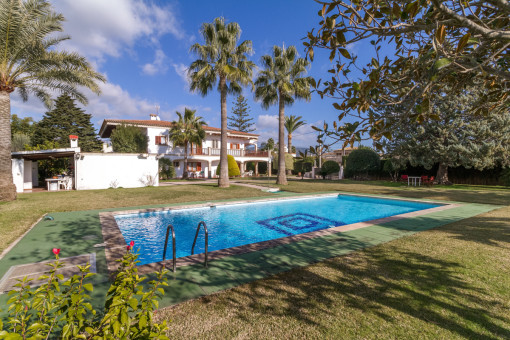 Pool und Villa