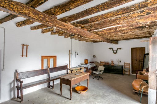 Raum mit Holzdeckenbalken