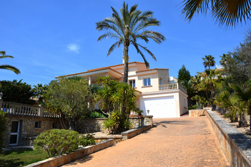 Zugang zur Villa mit Garage