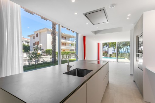 Moderne Doppelhaushälfte mit Meerblick am Strand von Alcudia