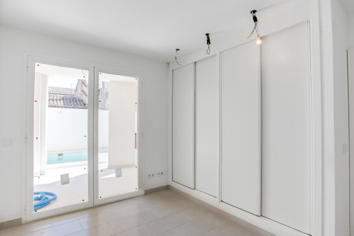 Zweites Schlafzimmer mit Zugang zum Pool