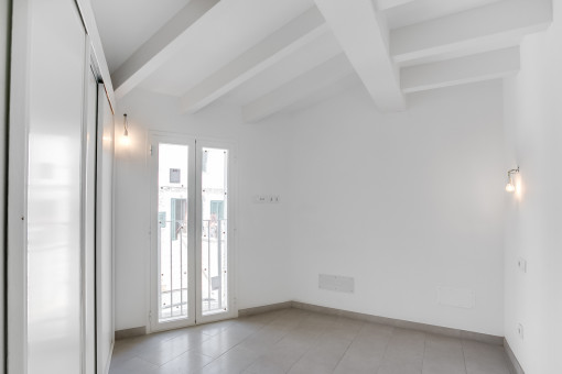 Reizendes Schlafzimmer mit französischem Balkon