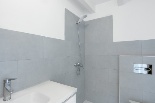 Badezimmer mit Dusche