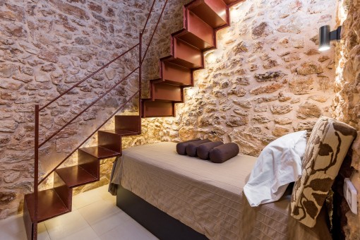 Schlafzimmer mit authentischer Steinwand