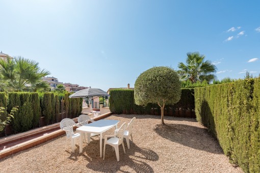 Moderne Wohnung mit großem Gartenanteil und seitlichem Meerblick von der Terrasse in Cales de Mallorca