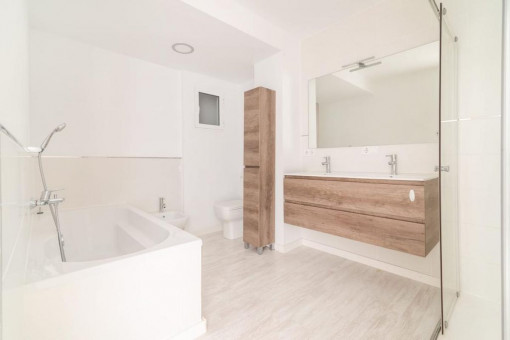 Badezimmer mit Wanne und Dusche