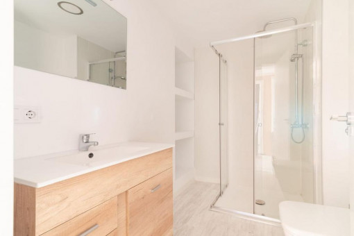 Zweites modernes Badezimmer