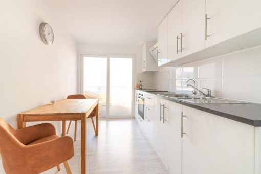 Weiße Küche mit Balkon