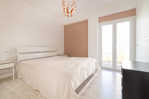Schlafzimmer mit Balkonzugang