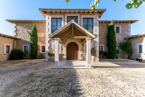 Großzügige Luxusfinca mit Bergpanoramablick in bester Wohnlage vom Puig
