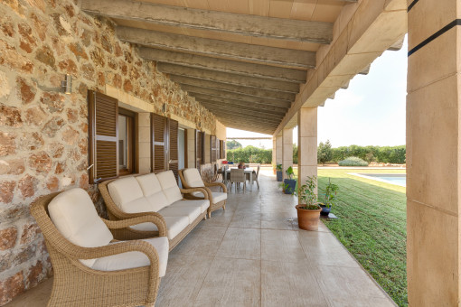 Überdachte Terrasse neben dem pool