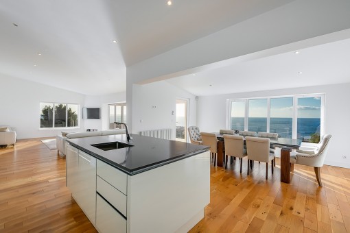 Kernsanierte Meerblickvilla mit Projekt zum Ausbau eines 5